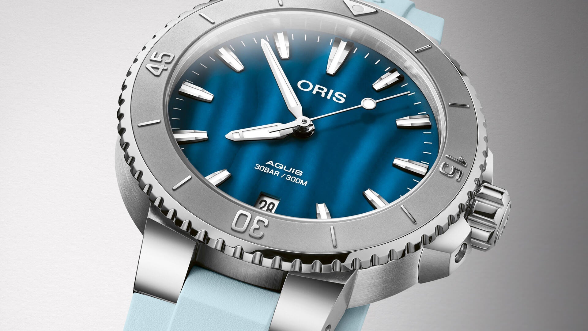 Aquis Date 01 733 7770 4155-07 4 18 65FC - Premium Luxury Product