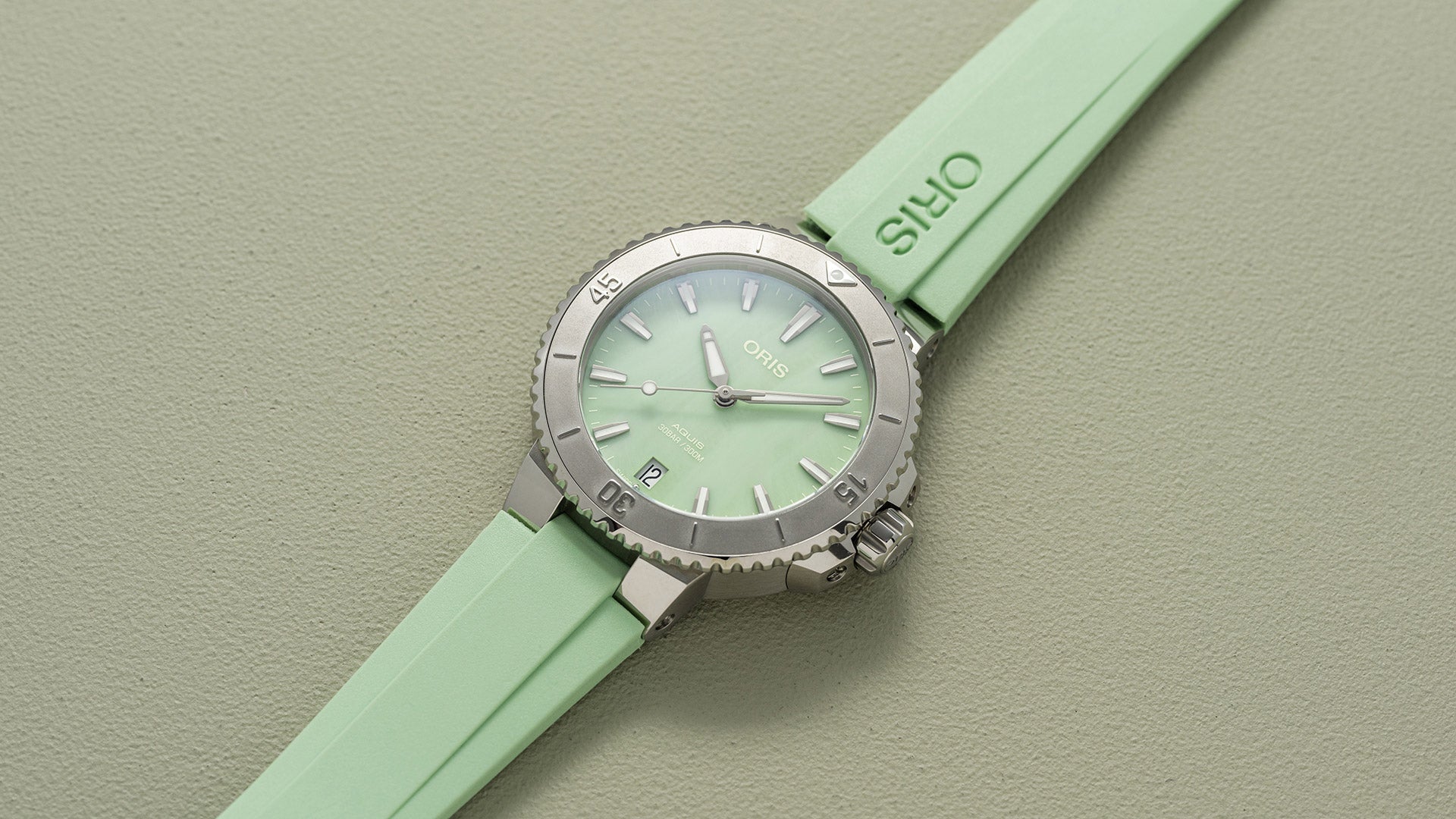 Aquis Date 01 733 7770 4157-07 4 18 67FC - Premium Luxury Product