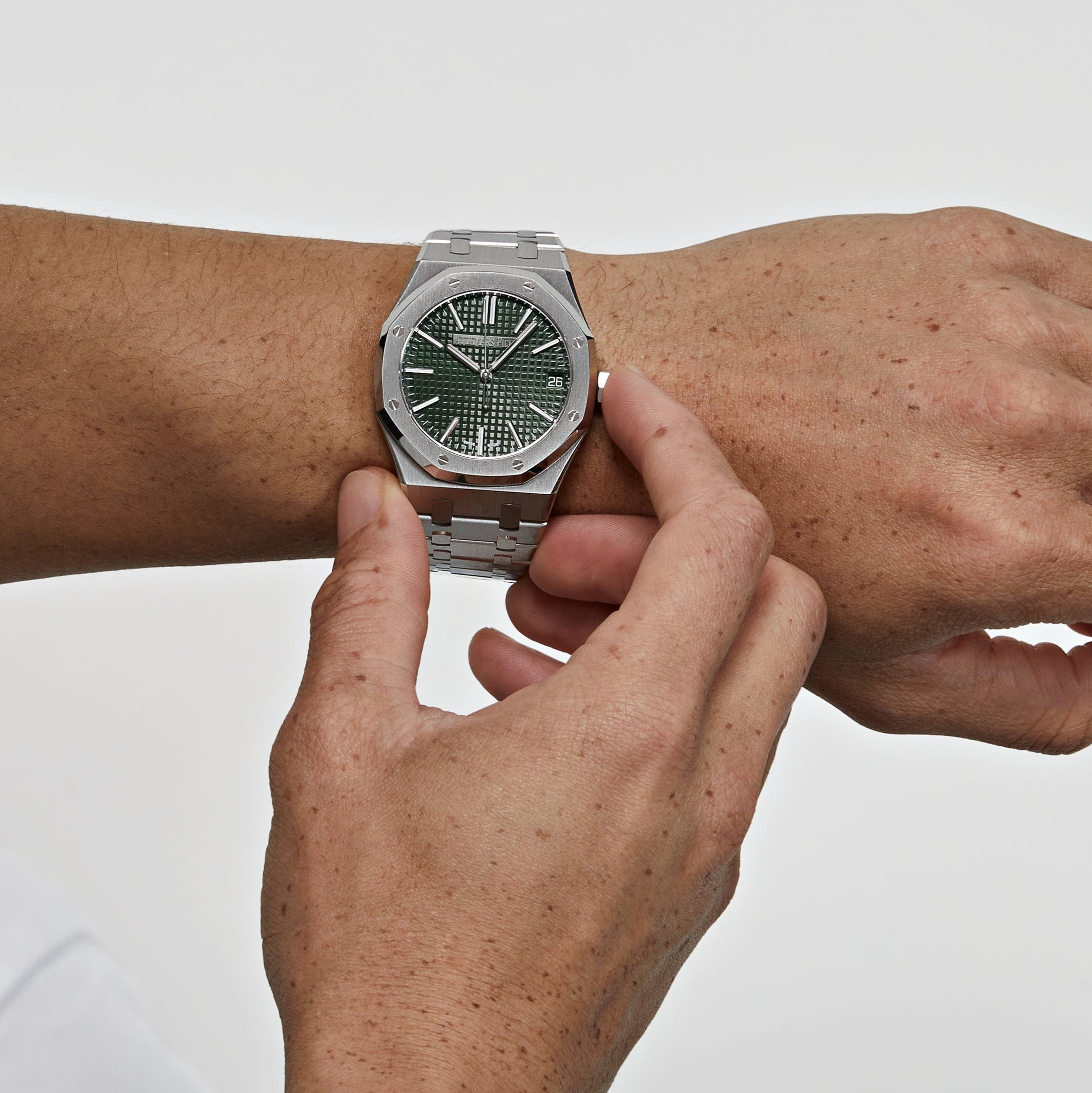 Audemars Piguet Royal Oak Selfwinding 15510ST.OO.1320ST.09 Stainless Steel Green Dial (2023) - Premium Luxury Product